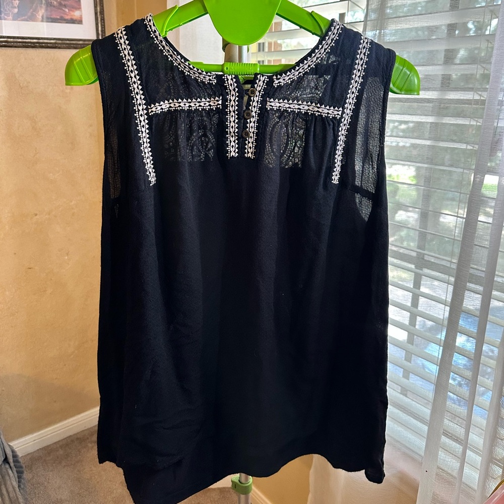 Knox Rose Black Sleeveless Blouse with White Lace